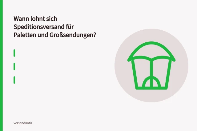 Beladene Europalette mit Kartons wird für den Speditionsversand vorbereitet. Wann lohnt sich Speditionsversand für Paletten und Großsendungen?