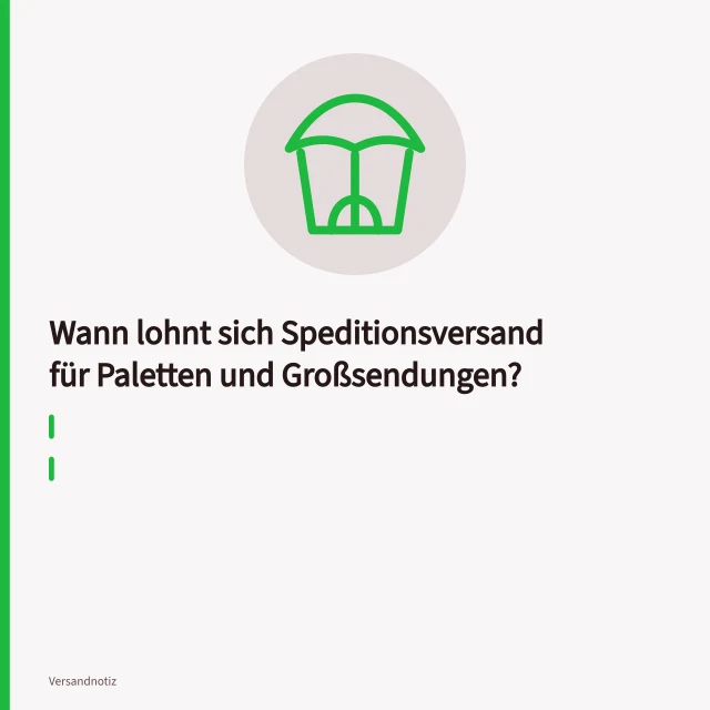 Beladene Europalette mit Kartons wird für den Speditionsversand vorbereitet. Wann lohnt sich Speditionsversand für Paletten und Großsendungen?